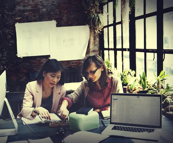 Femmes d'affaires travaillant dans le bureau — Photo