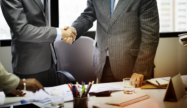 Obchodní lidé handshaking potvrdit dohodu — Stock fotografie