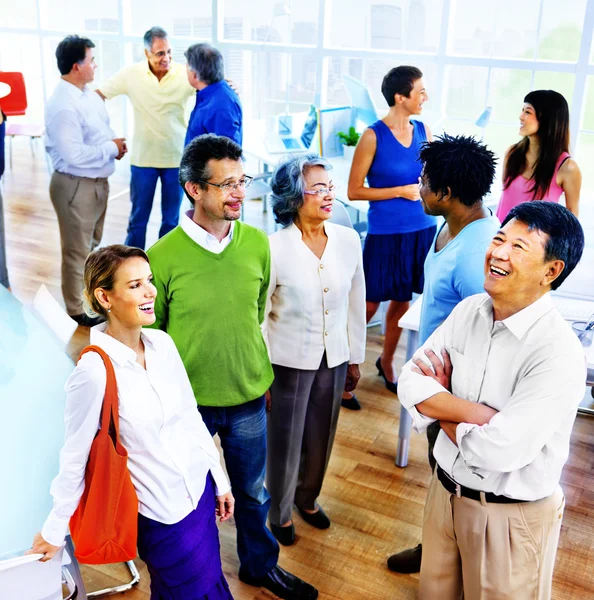 Gente de negocios hablando en la oficina — Foto de Stock