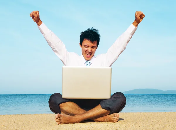 Homme d'affaires sur la plage avec ordinateur portable Concept — Photo