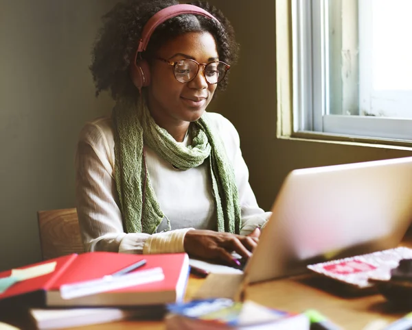 Geschäftsfrau mit Kopfhörer am Laptop — Stockfoto