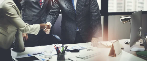 Business folk handskakning bekräfta affären — Stockfoto