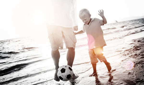 Padre e figlio giocare a calcio concetto — Foto Stock