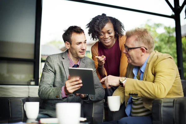 Análisis del equipo empresarial datos financieros — Foto de Stock