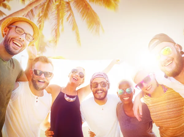 Friends spending time together on the beach — Stock Photo, Image