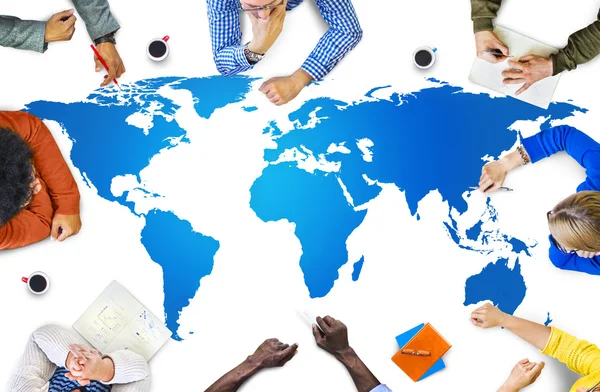 Pessoas diversas e mapa do mundo — Fotografia de Stock