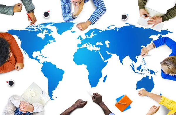 Diversas personas y mapa del mundo — Foto de Stock