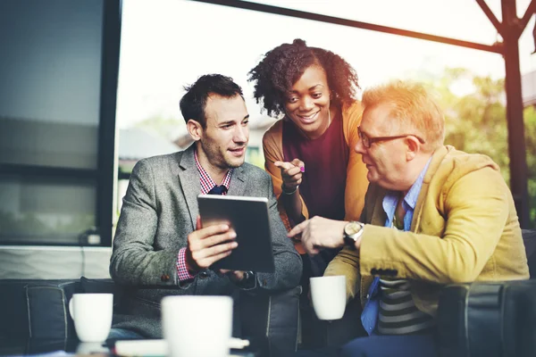 Business-Team analysiert Finanzdaten — Stockfoto