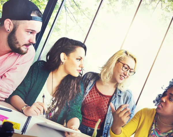 Studenti universitari brainstorming in classe — Foto Stock