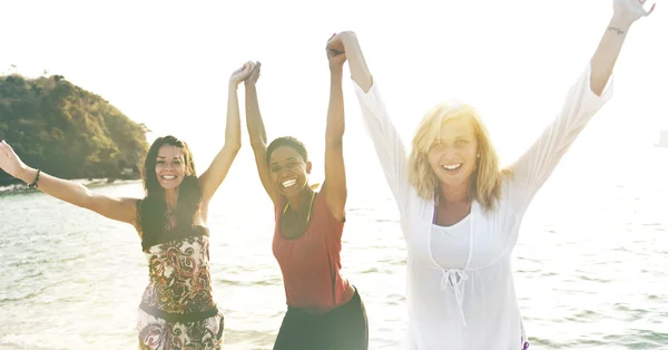 Tři ženy se baví na pláži — Stock fotografie