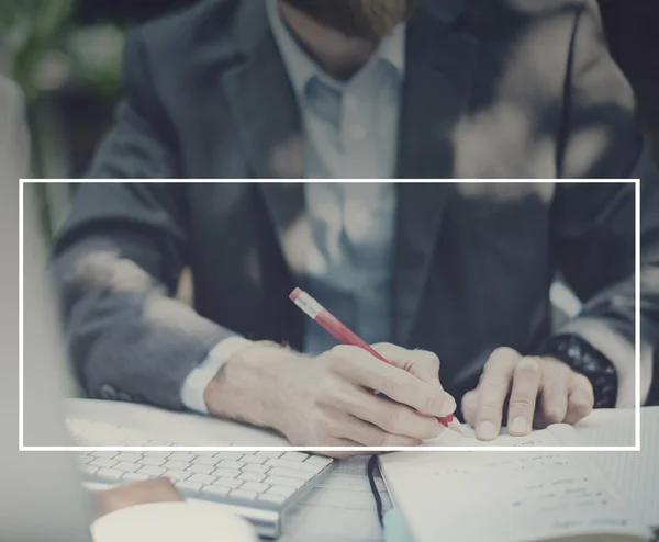 Empresário que trabalha no escritório — Fotografia de Stock