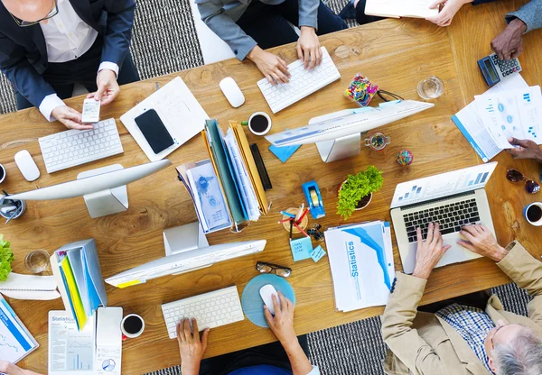 Gente de negocios trabajando en oficina — Foto de Stock