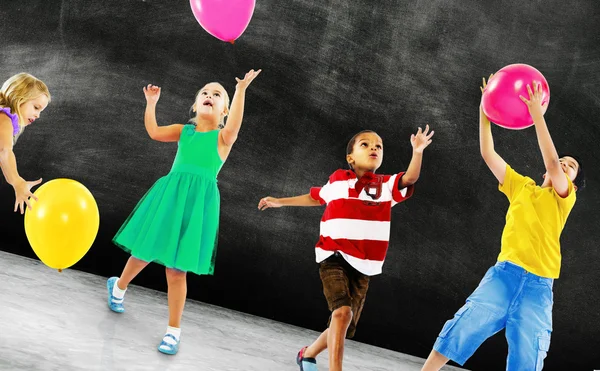 Niños jugando con globos —  Fotos de Stock