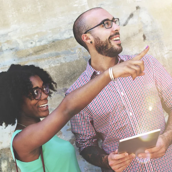 Pareja con tablet digital — Foto de Stock