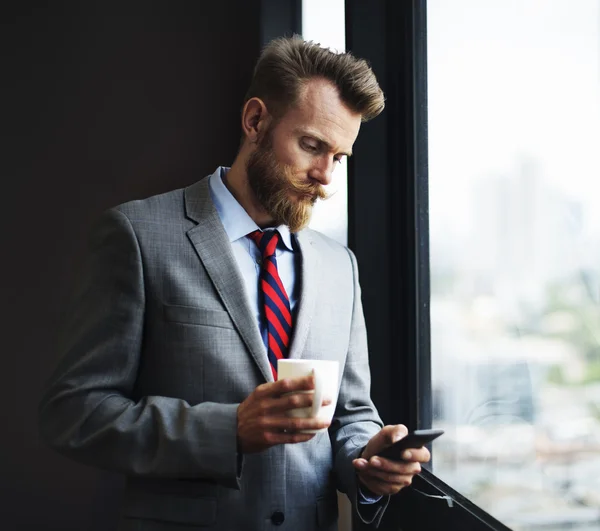 Empresario y Concepto de Teléfono Móvil —  Fotos de Stock