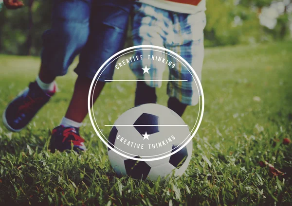 Brothers playing ball in the park — Stock Photo, Image