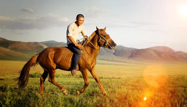 Joven montar a caballo — Foto de Stock