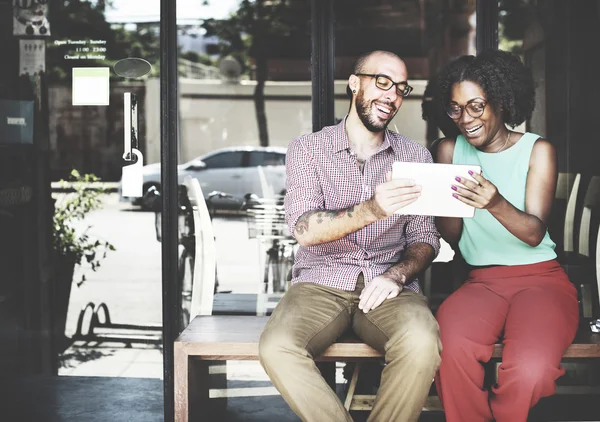 Paar sitzt mit digitalem Tablet auf Bank — Stockfoto