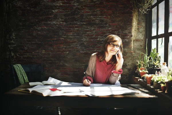 Architect vrouw die werkt met blauwdrukken — Stockfoto