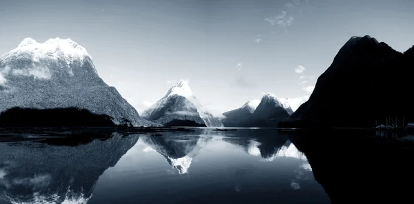 Beautiful mountains with lake — Stock Photo, Image