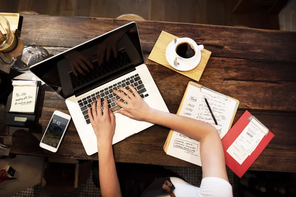 Mujer de negocios Trabajando en el concepto portátil — Foto de Stock