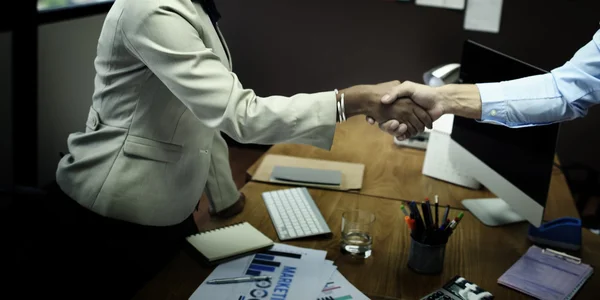 Business folk handskakning bekräfta affären — Stockfoto