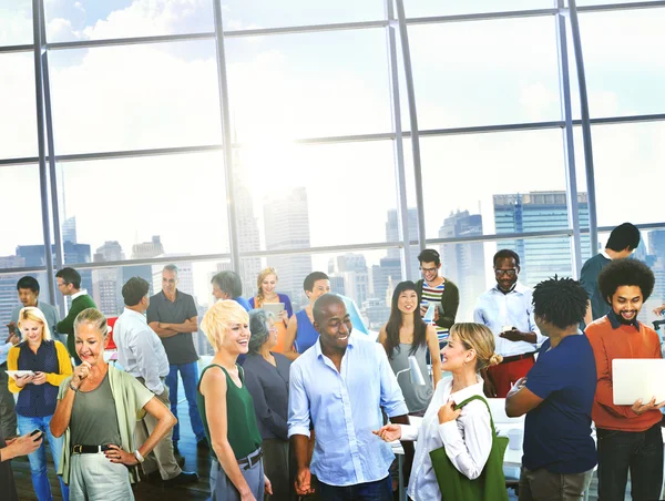 Les gens d'affaires parlent dans le bureau — Photo