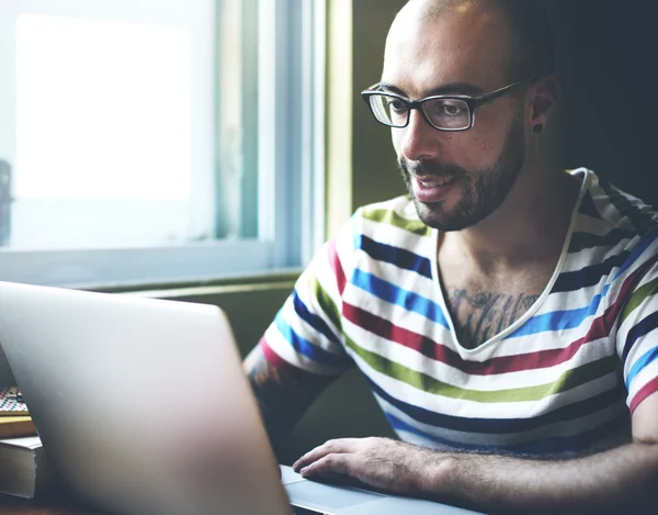 Mann arbeitet am Laptop — Stockfoto