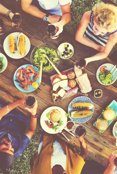 Casual mensen samen eten — Stockfoto