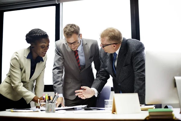 Brainstorming von Geschäftsleuten im Büro — Stockfoto