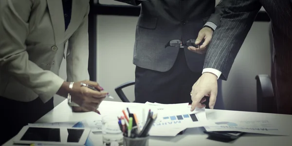 Empresários brainstorming no escritório — Fotografia de Stock