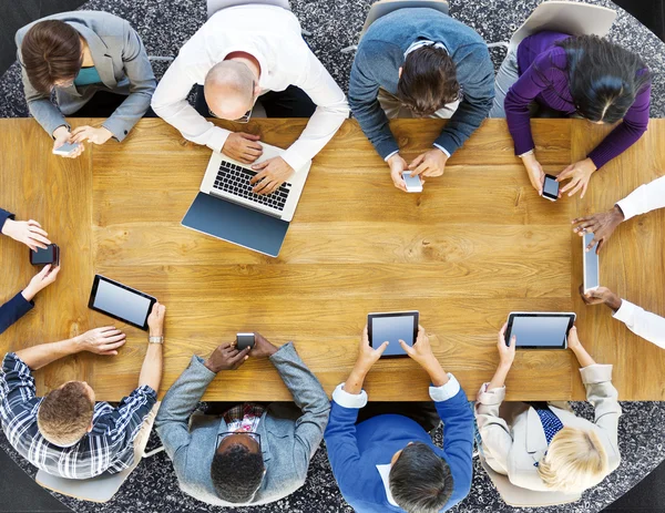 Mensen uit het bedrijfsleven met behulp van digitale apparaten — Stockfoto