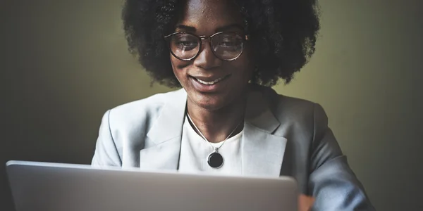 Businesswoman working on laptop computer — Stock Photo, Image