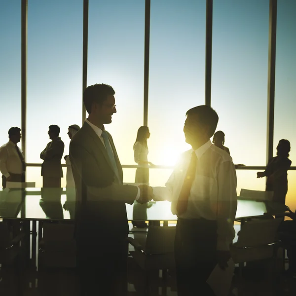 Geschäftsleute, die im Büro arbeiten — Stockfoto