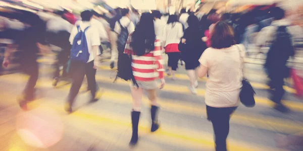 Gente caminando por la calle — Foto de Stock