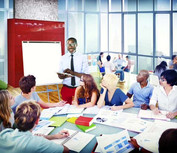 Studenten studeren in het klaslokaal — Stockfoto