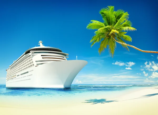 Cruise ship in the ocean — Stock Photo, Image