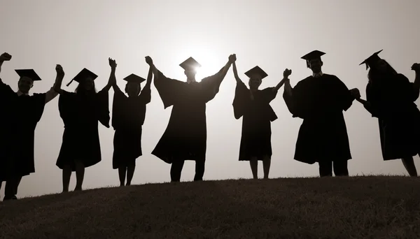 Estudantes com Mãos Erguidas, Conceito de Graduação — Fotografia de Stock