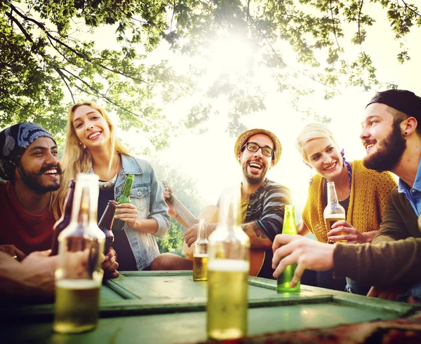 Amigos disfrutando de tiempo juntos al aire libre —  Fotos de Stock