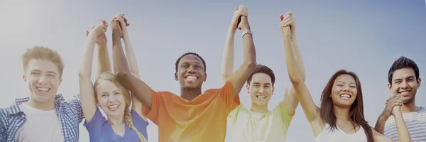 Grupo de Amigos Ganando el Concepto de Victoria — Foto de Stock