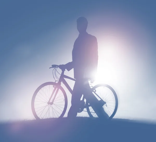 Бизнесмен с велосипедом на открытом воздухе — стоковое фото