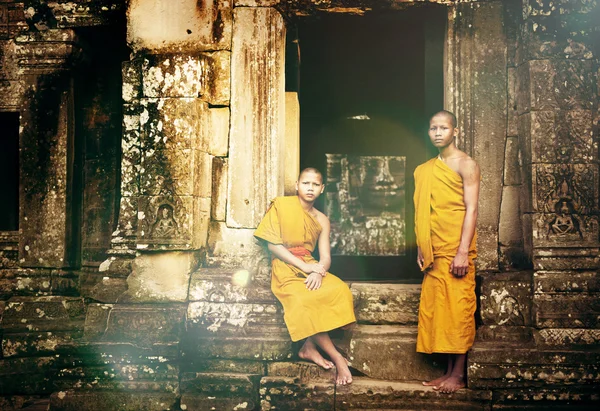 Serenos monjes en Angkor Wat — Foto de Stock