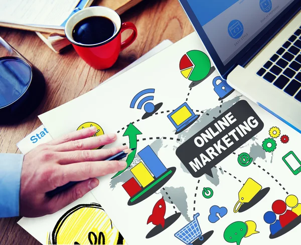 Homem trabalhando com Marketing Online — Fotografia de Stock