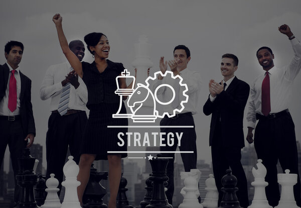 бизнесмены празднуют шахматами
