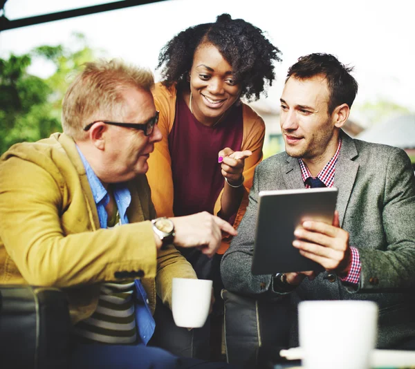 Zakelijke team analyse financiële gegevens — Stockfoto