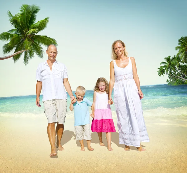 Familie wandelen op vakantie vakantie Concept — Stockfoto