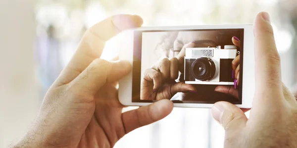 Foto van meisje met camera op mobiele telefoon — Stockfoto