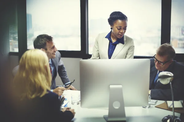 Mensen uit het bedrijfsleven met zakelijke discussie — Stockfoto