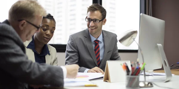 Les gens d'affaires brainstorming dans le bureau — Photo