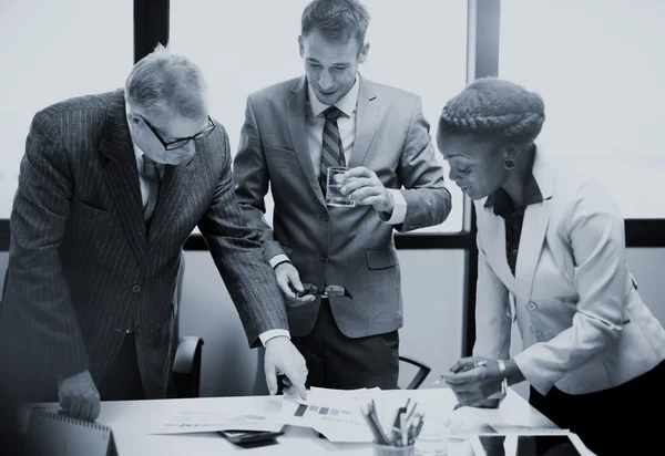 Les gens d'affaires brainstorming dans le bureau — Photo